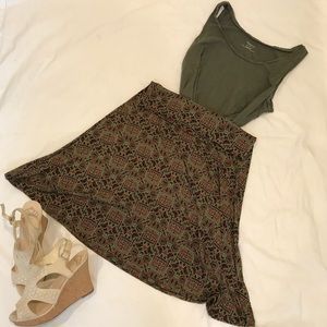 NWOT LuLaRoe “Azure” Skirt, Black/Gold/Red, Size M